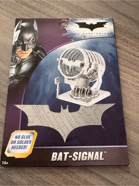 Batman Bat-Signal Metal Model Kit - Metal Earth